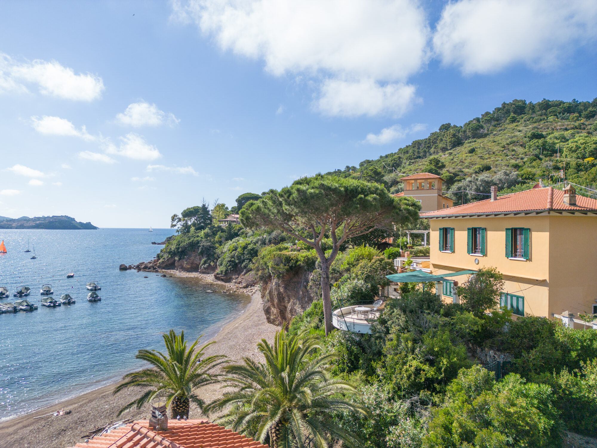 Vista aerea di Villa Acqua sul golfo