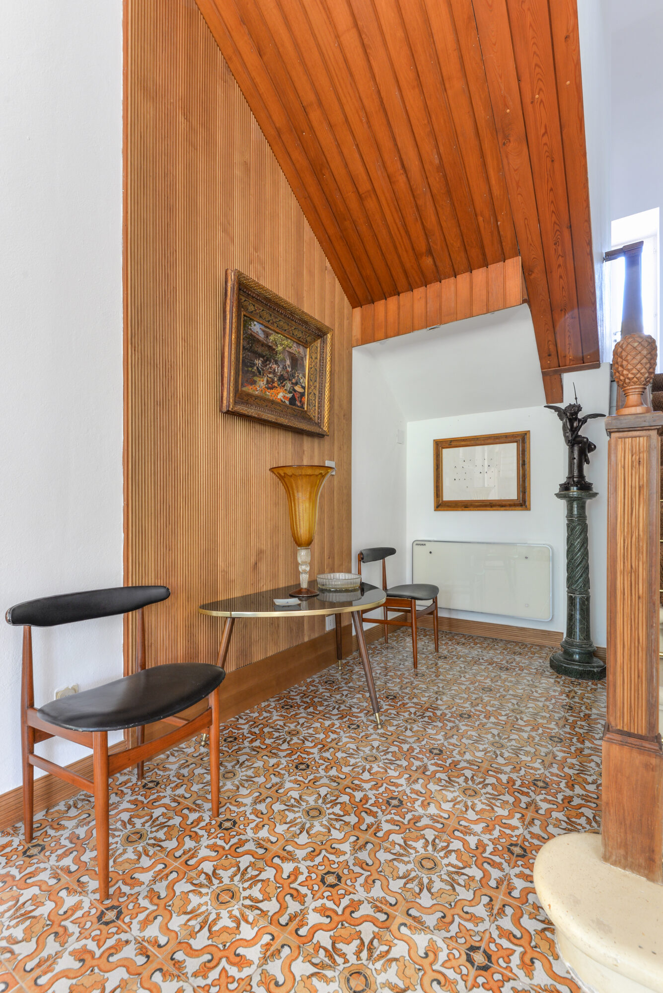 Salone con sedie Superleggera di Giò Ponti e pavimento in ceramica di Vietri