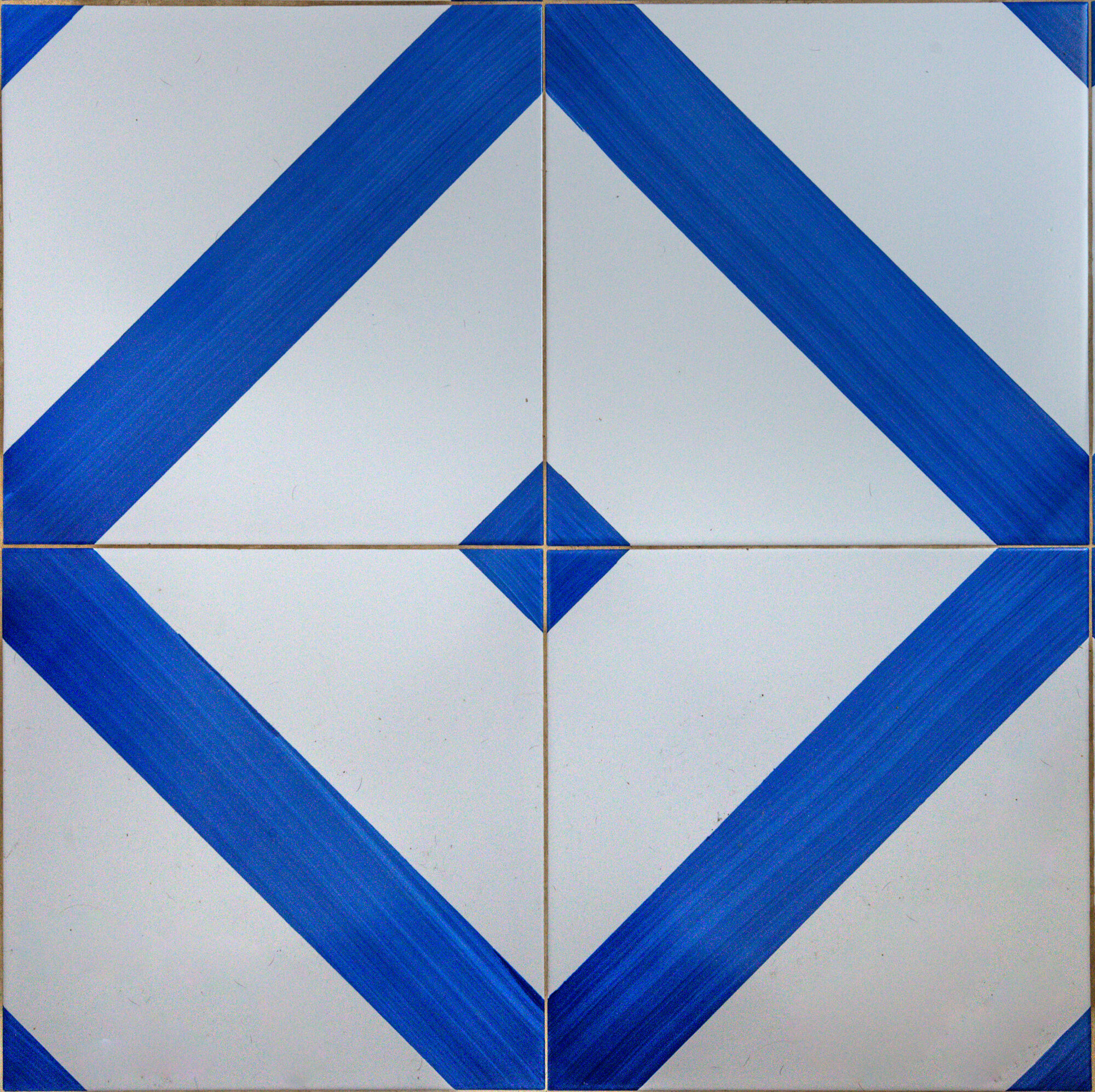 Pavimento a mosaico bianco e blu